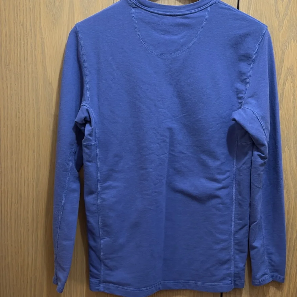 The North Face medium men’s Indigo Crew Neck base layer